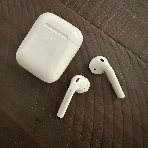APPLE AIRPODS WITH w/ CHARGING CASE AND COVER